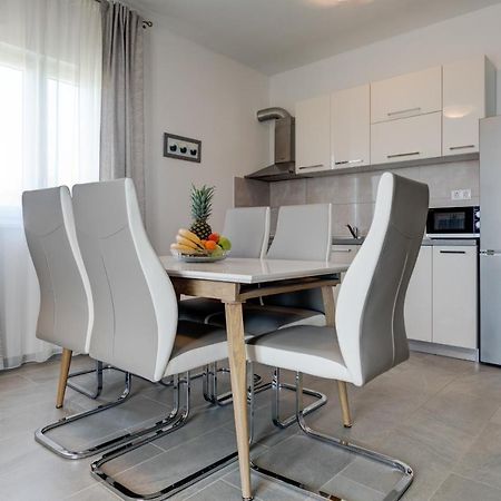 Love Apartments Zecevo Luaran gambar