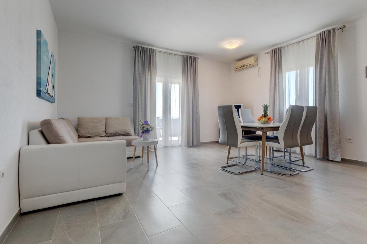 Love Apartments Zecevo Luaran gambar