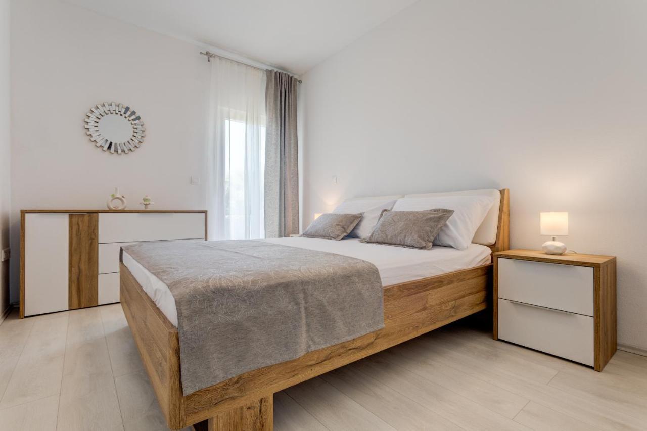 Love Apartments Zecevo Luaran gambar
