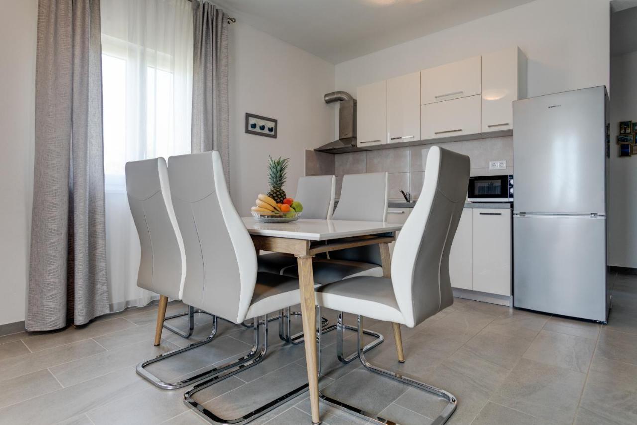 Love Apartments Zecevo Luaran gambar