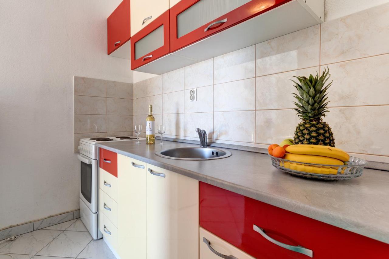 Love Apartments Zecevo Luaran gambar
