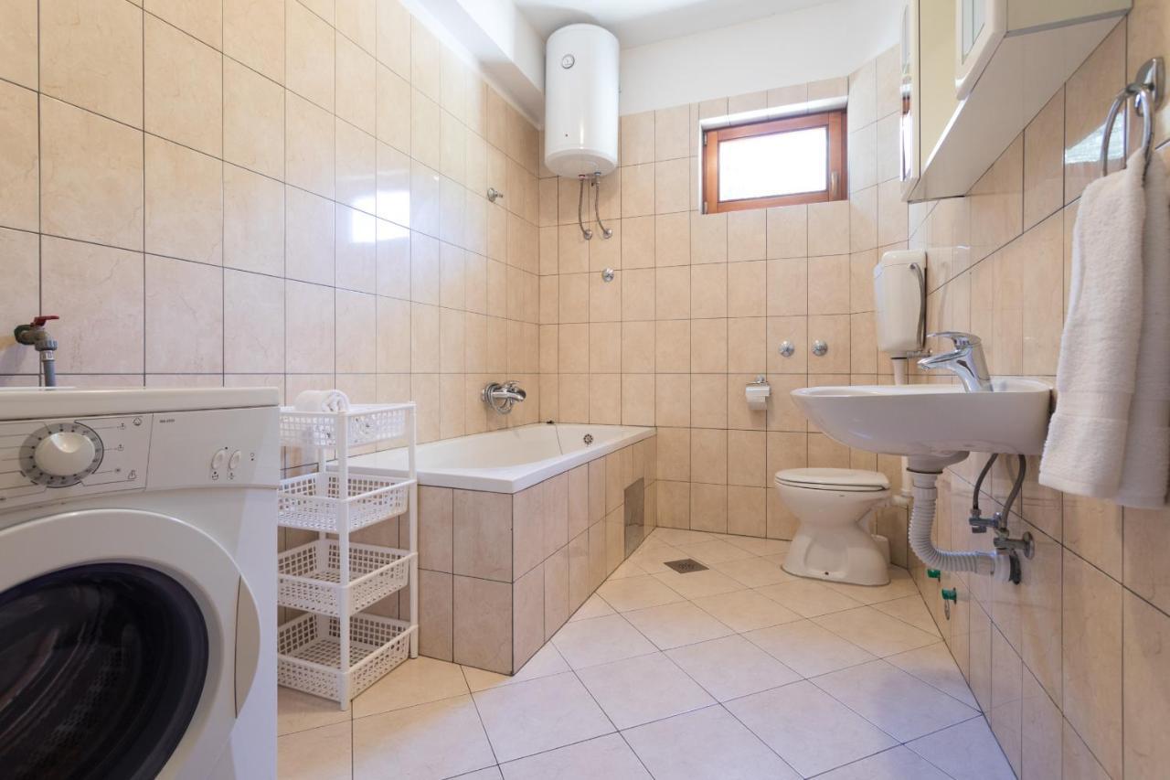 Love Apartments Zecevo Luaran gambar
