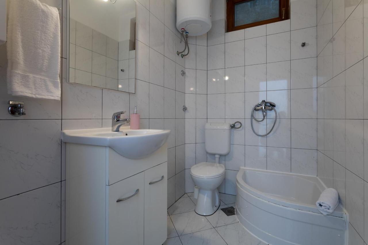 Love Apartments Zecevo Luaran gambar