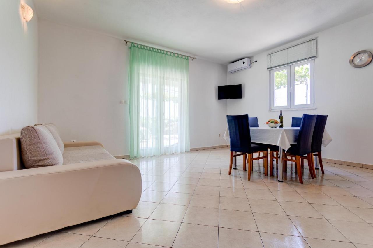 Love Apartments Zecevo Luaran gambar
