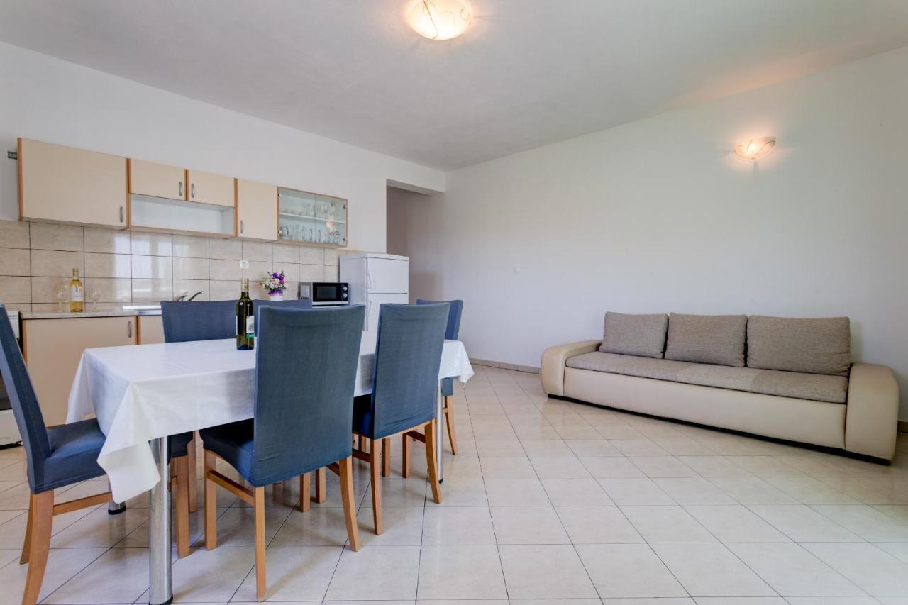 Love Apartments Zecevo Luaran gambar