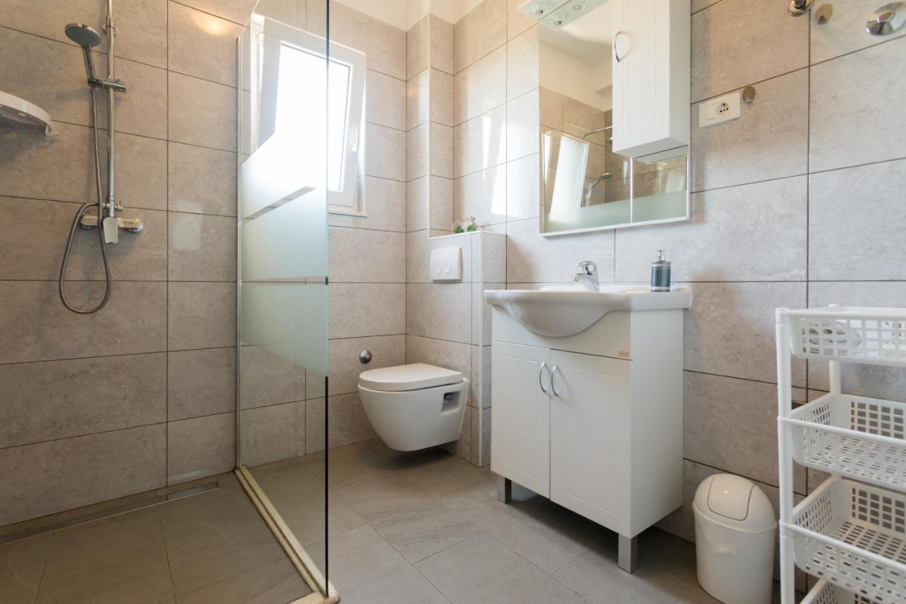 Love Apartments Zecevo Luaran gambar
