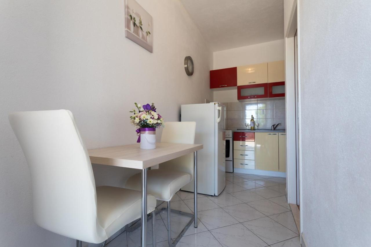 Love Apartments Zecevo Luaran gambar