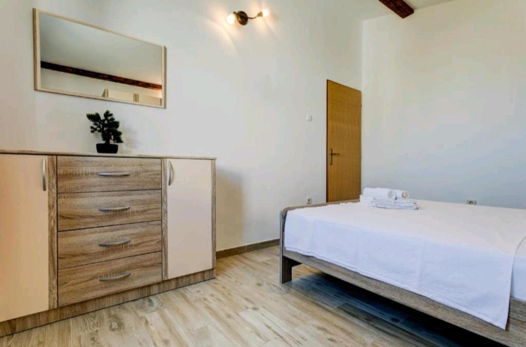 Love Apartments Zecevo Luaran gambar